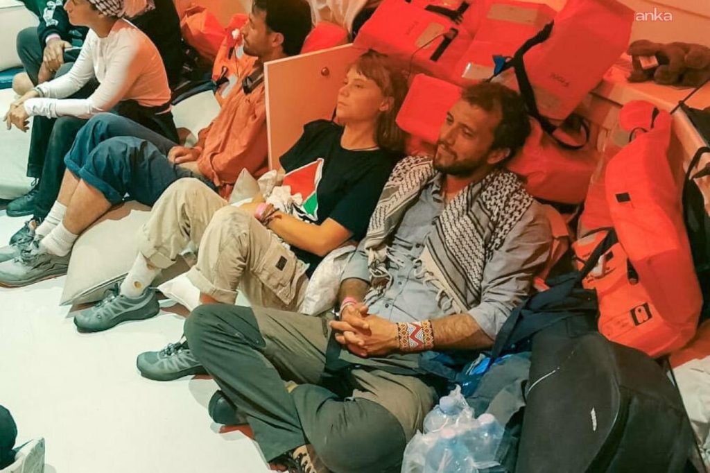 İsrail, Küresel Sumud Filosu’ndan alıkonulan aktivistlere kötü muamele yapıldığını inkar etti