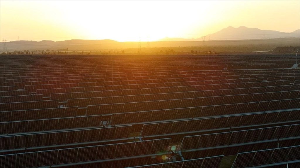 Dünyada yenilenebilir enerji kapasitesindeki güçlü büyümeye güneş liderlik ediyor