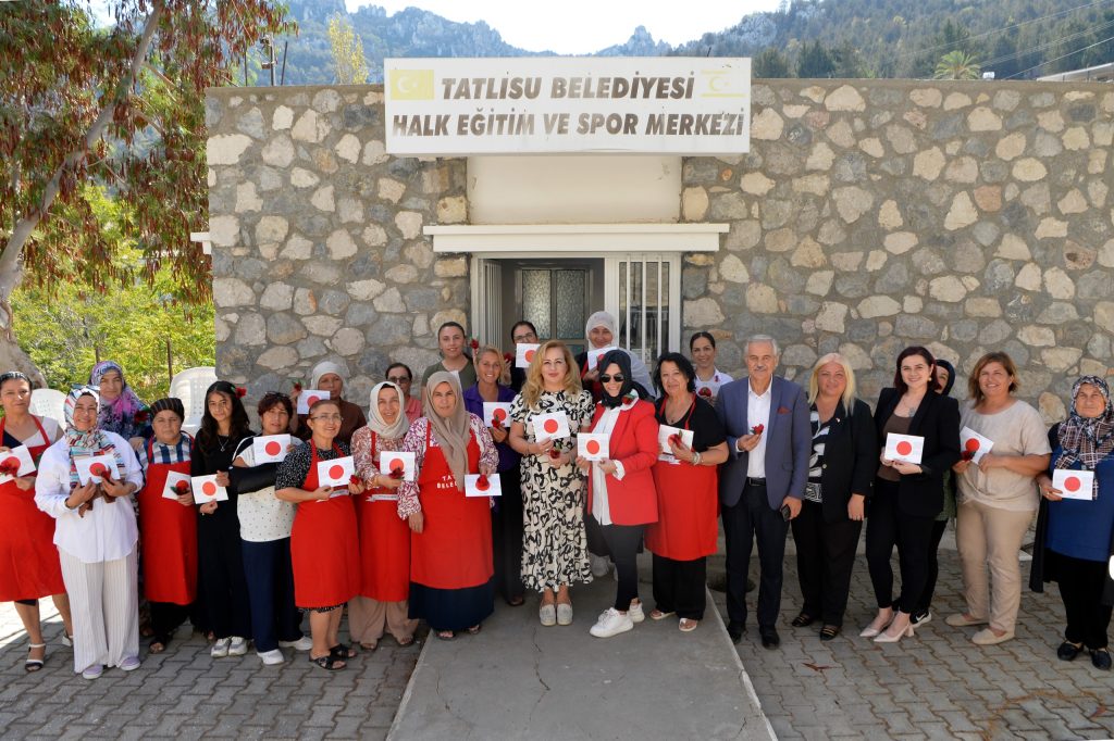 Cumhurbaşkanı Tatar’ın eşi Sibel Tatar, kadın kursiyerlerle birlikte Medoş Lalesi yaptı