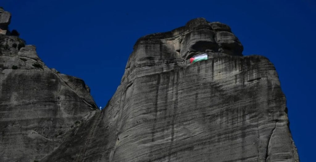 Yunanistan’ın simge yapılarından Meteora’daki kayalıklara Filistin bayrağı asıldı
