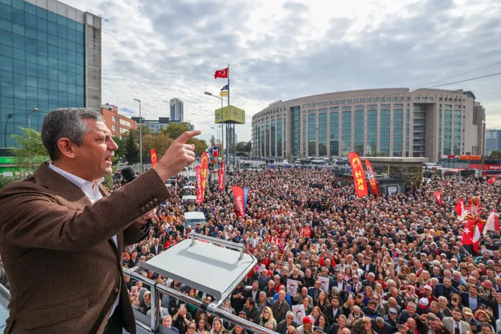 CHP Genel Başkanı Özel, İmamoğlu’na destek için gittiği İstanbul Adliyesi önünde konuştu