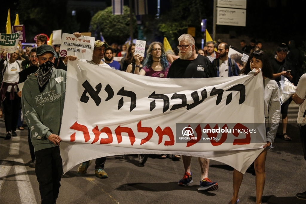 İsrailli esirlerin aileleri Başbakan Netanyahu’nun evinin önünde gösteri düzenledi