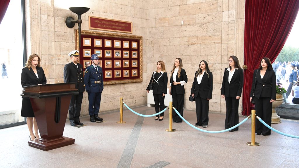 Kıbrıs Türk Eczacılar Birliği Anıtkabir’i ziyaret etti