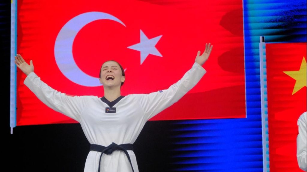 Milli Tekvandocu Kavurat dünya şampiyonu oldu