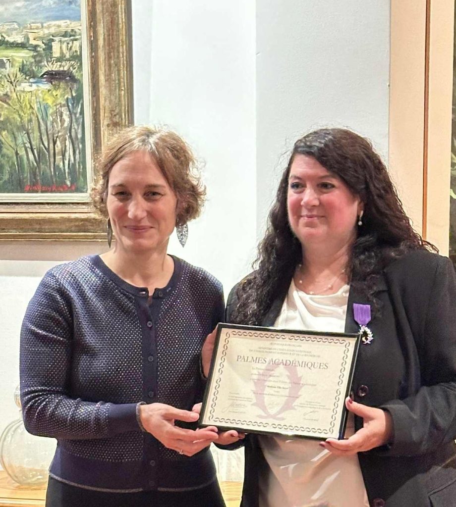 Fransızca öğretmeni Filiz Soyer şövalye unvanına layık görüldü