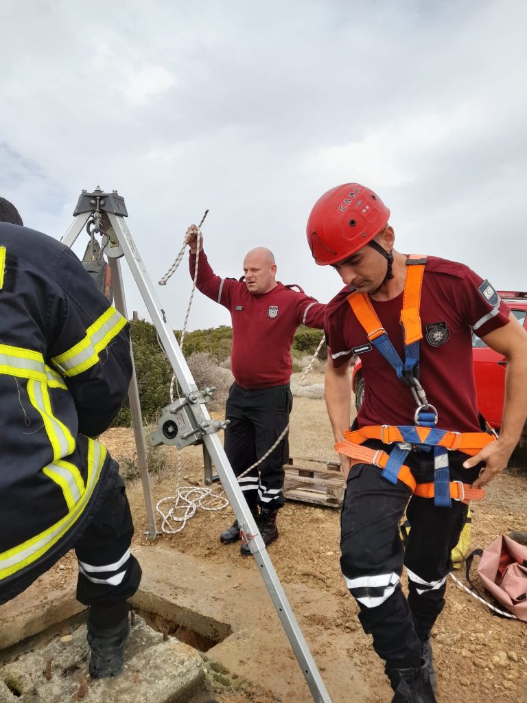 Kuyuya düşen av köpeği itfaiye ekipleri tarafından kurtarıldı