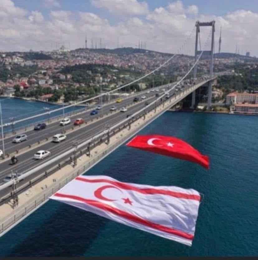 KKTC’nin kuruluş yıl dönümünde 15 Temmuz Şehitler Köprüsü’ne KKTC bayrağı asıldı