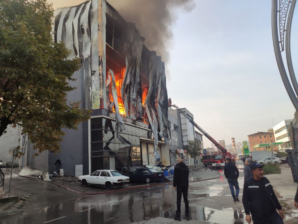 Kocaeli’de parfüm deposunda çıkan yangında 6 kişi hayatını kaybetti