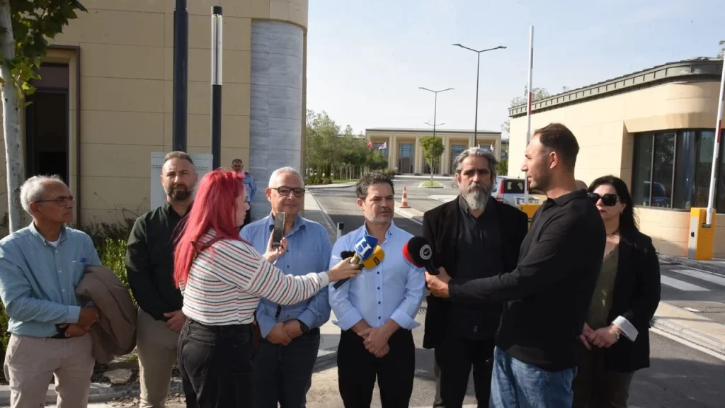 DAÜ-SEN, Meclis önünde basın açıklaması yaptı