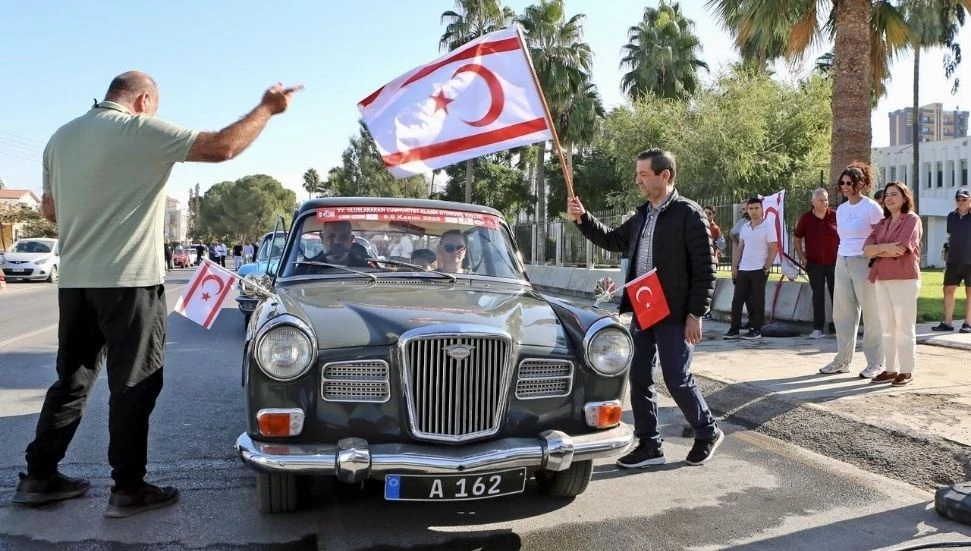 Dışişleri Bakanı Ertuğruloğlu, 15. Uluslararası Cumhuriyet Klasik Otomobil Rallisi’ne startı verdi