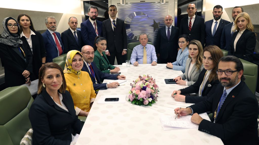 Türkiye Cumhurbaşkanı Erdoğan, Azerbaycan dönüşü uçakta gazetecilerin sorularını yanıtladı