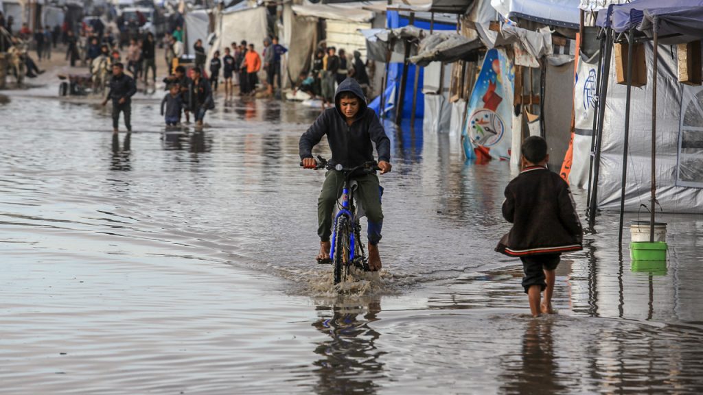 Gazze’de üç gündür etkili olan yağışlar, onlarca çadırı su altında bıraktı