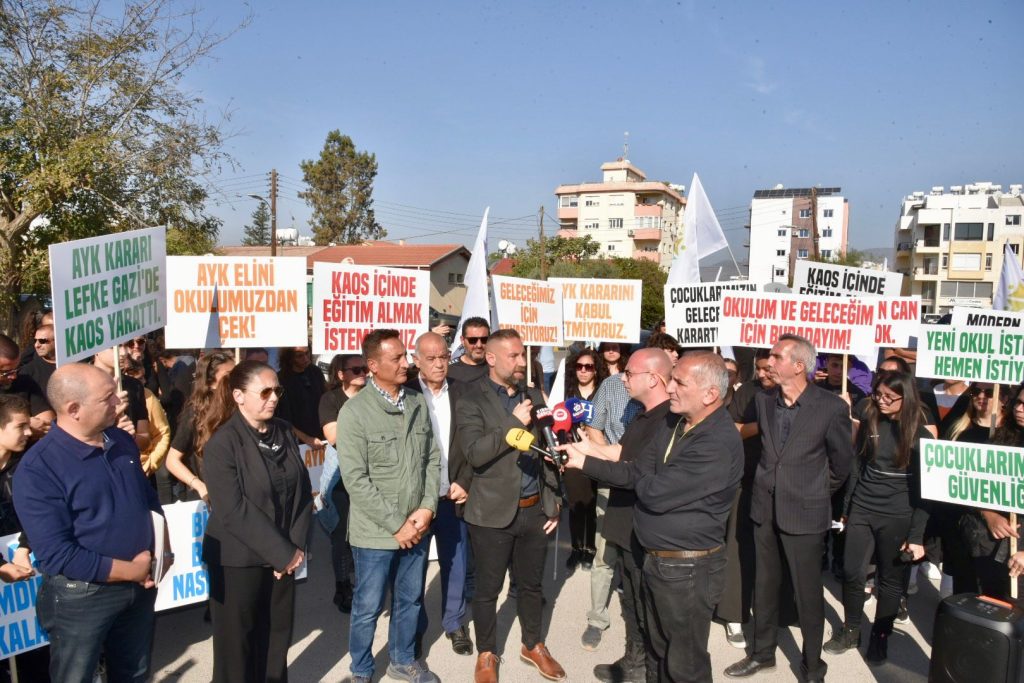Lefke Gazi Lisesi velileri ve öğrencileri Başbakanlık önünde eylem yapıyor
