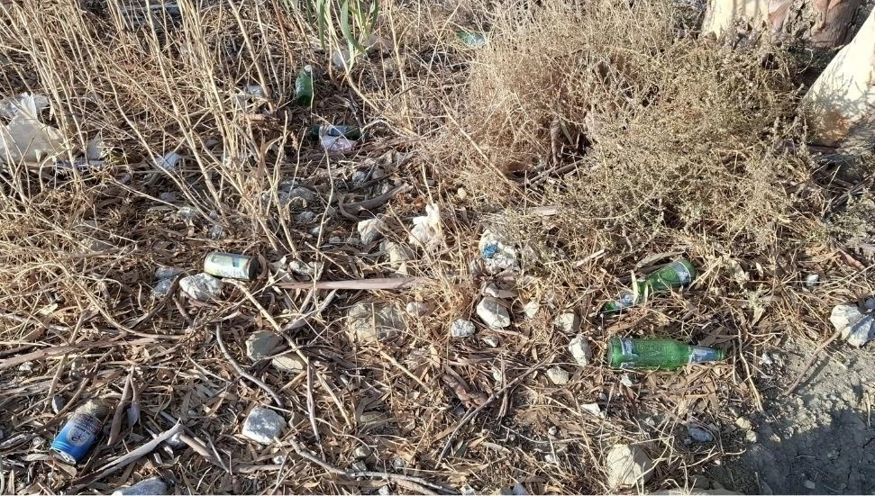 Gürkut’tan Değirmenlik yolundaki çöp kirliliğine tepki: Sorumluluk hissedin azıcık yahu!