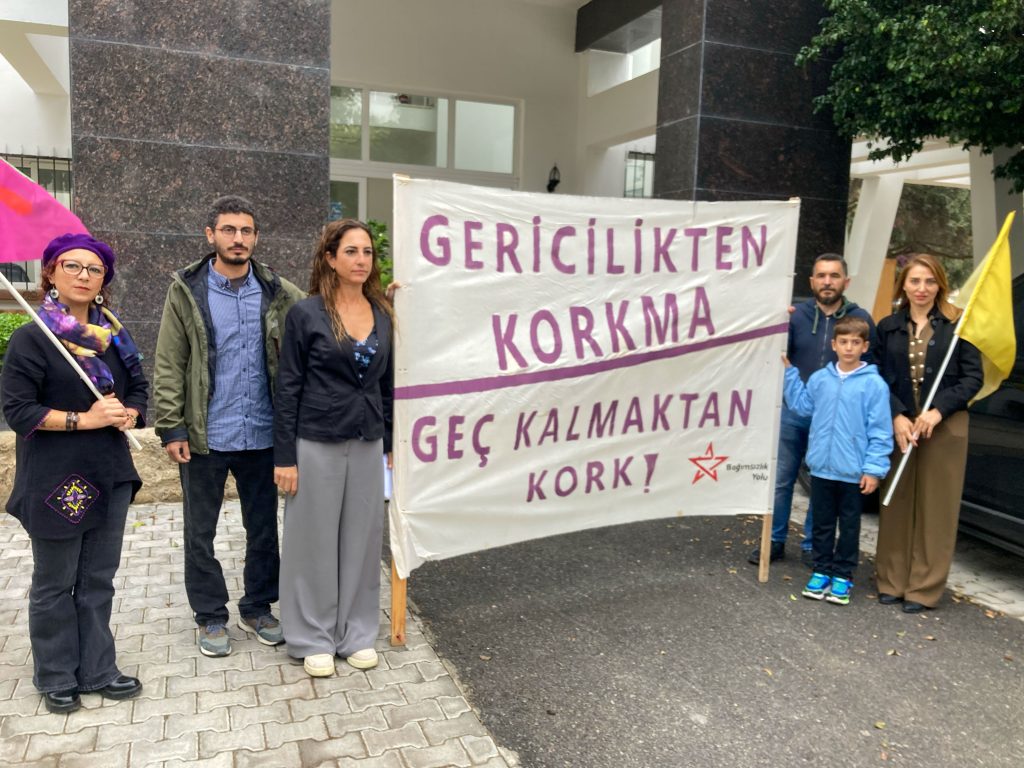 Bağımsızlık Yolu, Güzelyurt Kaymakamlığı önünde basın açıklaması yaptı