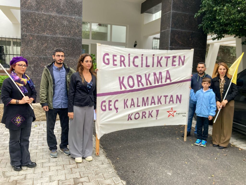 Bağımsızlık Yolu, Baraka ve Kadın Eğitimi Kolektifi’nden Girne Kaymakamlığı önünde ortak açıklama