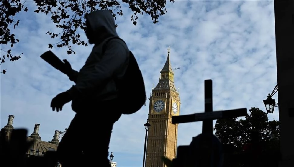 İngiltere’de genç yetişkinler ülkeyi terk ediyor, girişimciler ise alarm veriyor!