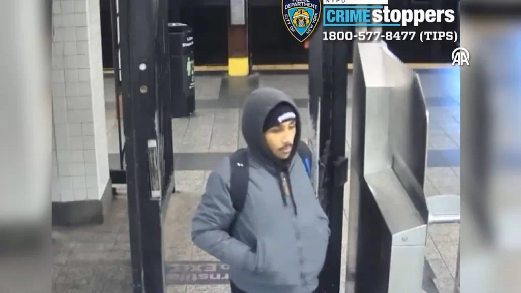 New York metrosunda bir kişi uyurken ateşe verildi: Şüpheli aranıyor