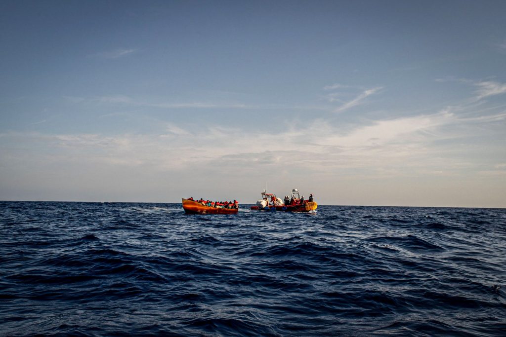 Girit Adası açıklarında göçmenleri taşıyan botun batması sonucu 18 kişi öldü