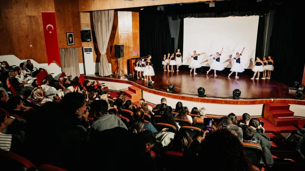 Dans öğrencileri, dansın tarihsel gelişimini sahneledi