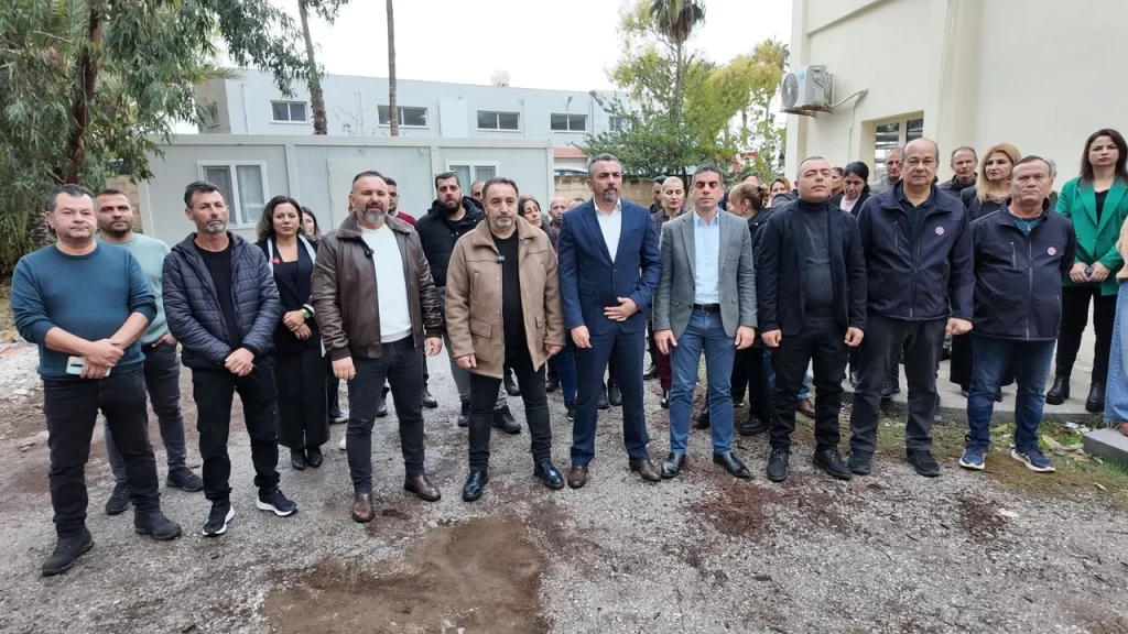 Kamuda yetkili üç sendika Gazimağusa Gelir ve Vergi Dairesi ile Motorlu Araçlar Birimi’nde üç saatlik uyarı grevi yaptı