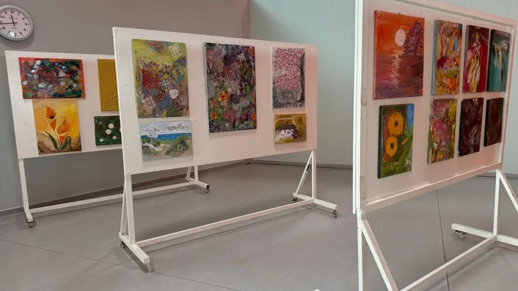 Berna Kelebek’in “Kelebek Esintileri” resim sergisi Ercan Havalimanı’da açıldı