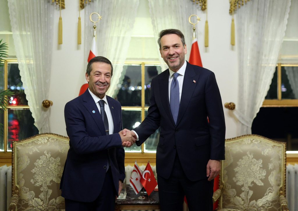 Dışişleri Bakanı Ertuğruloğlu, Türkiye Enerji ve Tabii Kaynaklar Bakanı Bayraktar ile görüştü