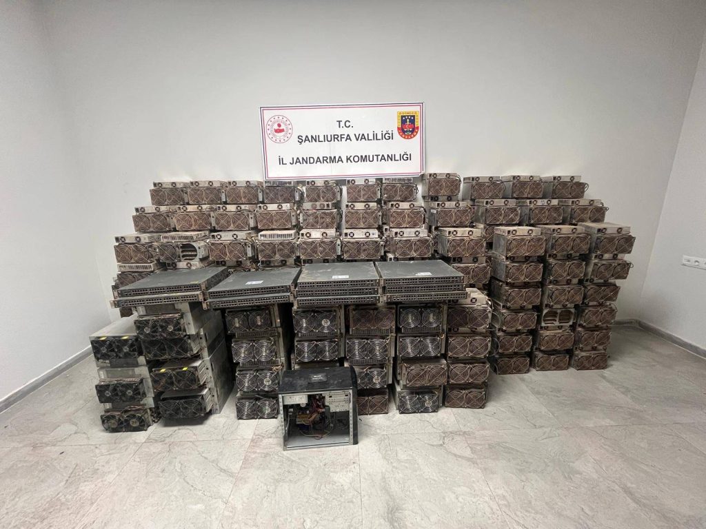 Ahırda kaçak elektrikle kripto para üretimi