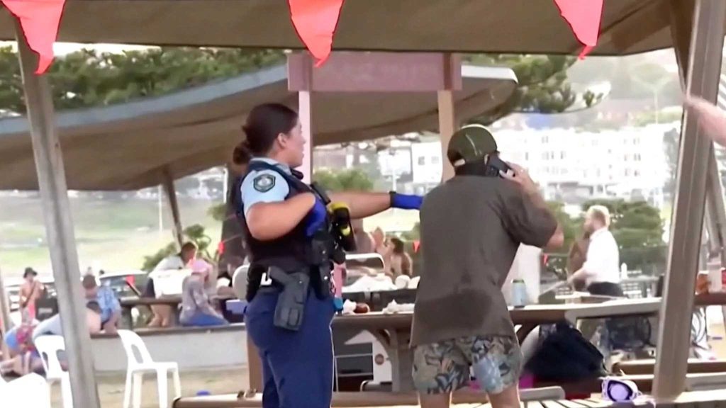 Avustralya’nın Sydney kentindeki plajda düzenlenen silahlı saldırıda yaralananlar olduğu bildirildi