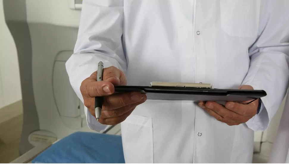 Mağusa’da tanınmış doktor “cinsel saldırı” ithamıyla yargılandı; teminata bağlandı