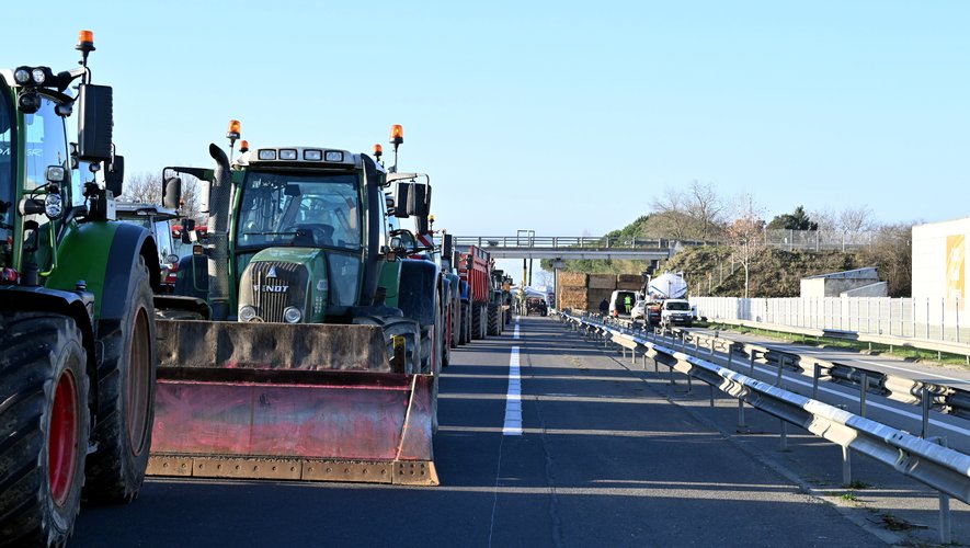Fransa’da eylem yapan çiftçiler yolları trafiğe kapattı