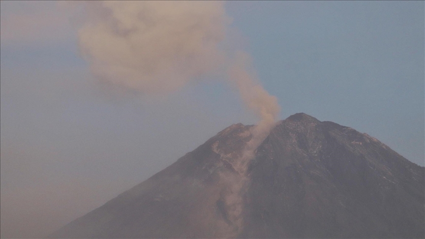 Endonezya’daki Semeru Yanardağı 6 kez patladı