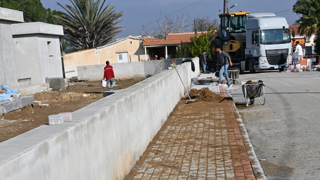 Güzelyurt Belediyesi kaldırım çalışmalarını Yuvacık’ta sürdürüyor