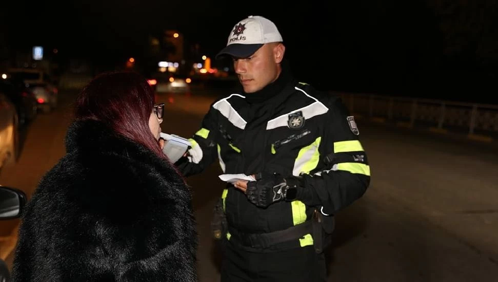 Trafik denetimlerinde 22 alkollü sürücü rapor edildi, 57 araç trafikten men edildi