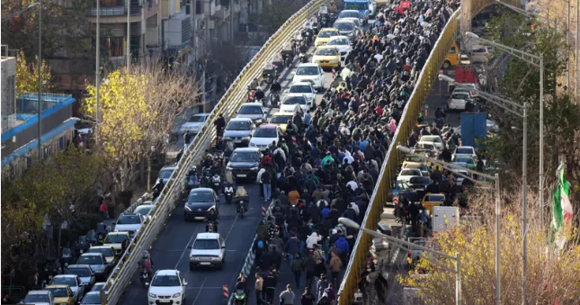İran’da riyalin rekor değer kaybı sonrası üçüncü gününe giren protestolar yayılıyor