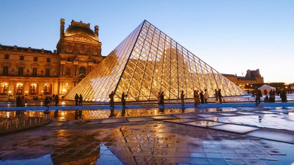 Louvre Müzesi bu kez de kapanma tehlikesiyle karşı karşıya