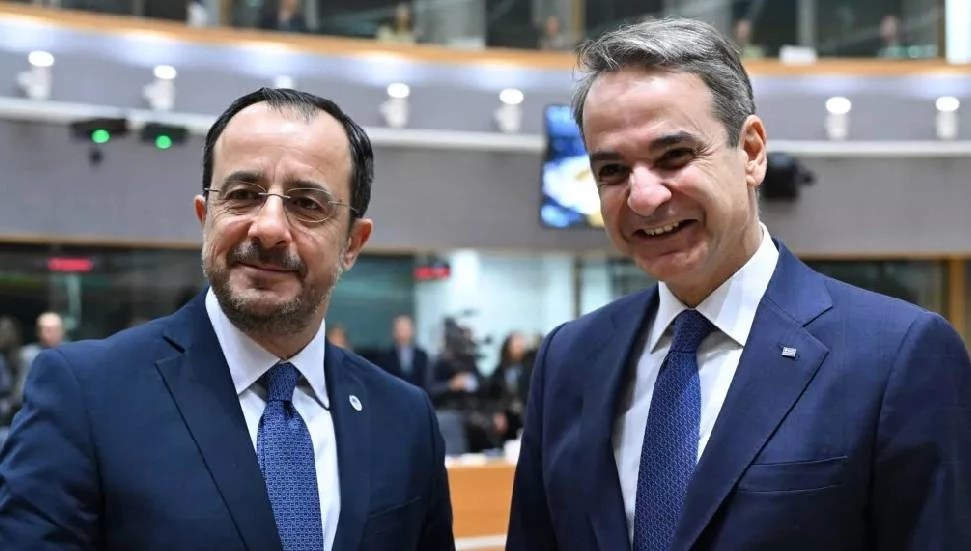 Hristodulidis, üçlü buluşma öncesi Miçotakis’le görüştü