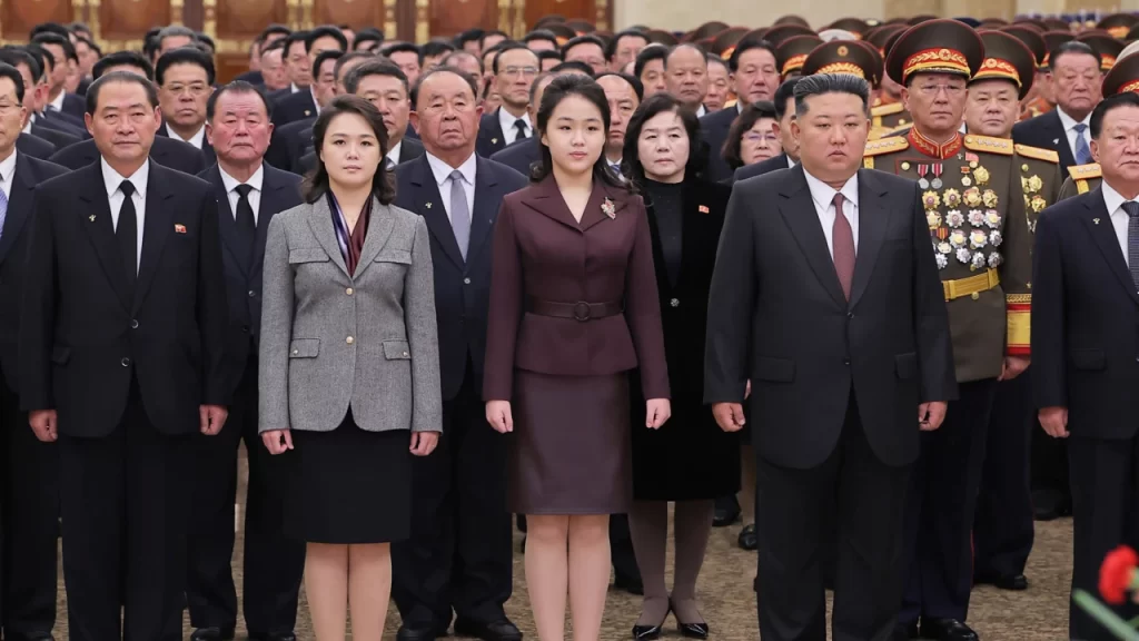 Kuzey Kore lideri Kim’in aile anıtını kızıyla ziyaret etmesi “varis” tartışmalarını alevlendirdi