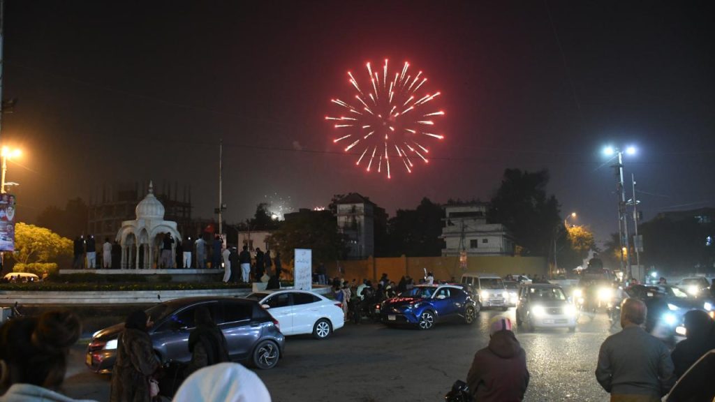 Pakistan’da yeni yıl kutlamalarında havaya açılan ateş sonucu 25 kişi yaralandı