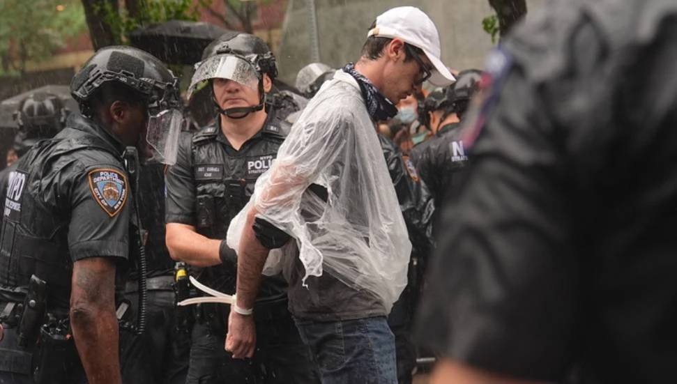 ICE polisleri ABD’li kadını vurdu: Kentte protesto yapılıyor