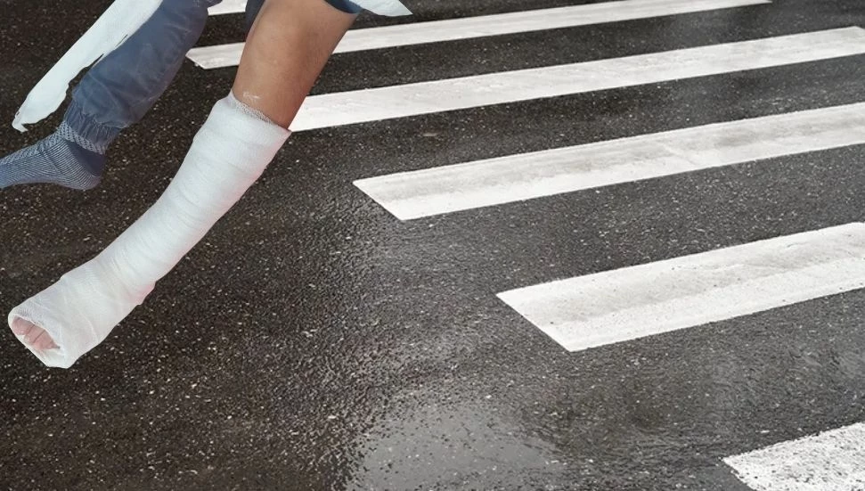 8 yaşındaki çocuğa yaya geçidinde araç çarptı: Babadan sürücülere ”dikkatli olun” çağrısı