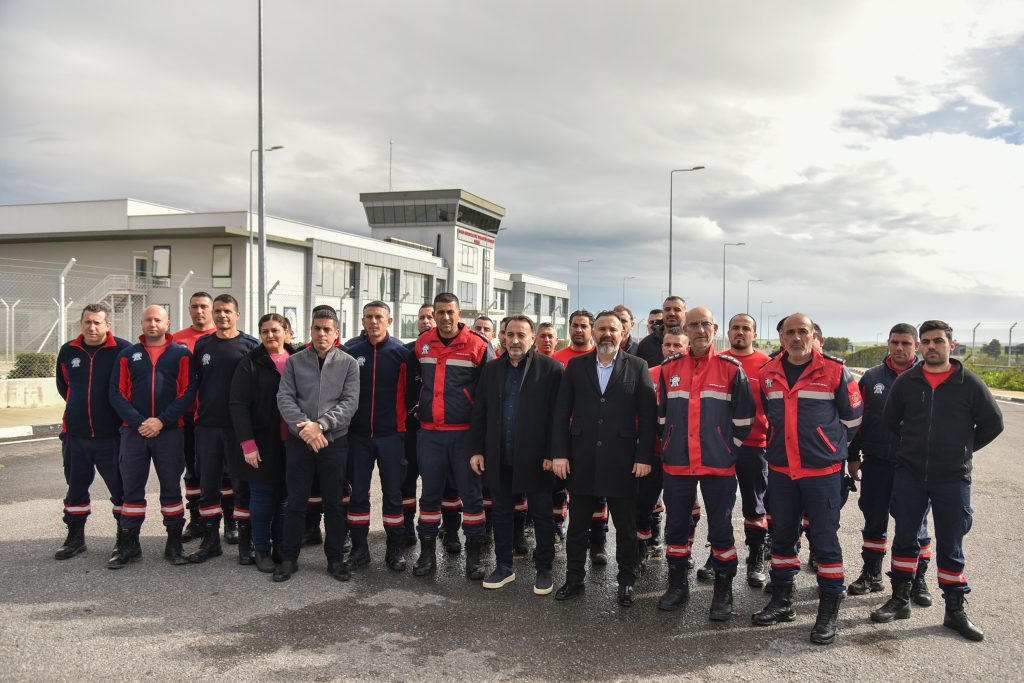 KTAMS ve KAMUSEN Ercan Havaalanı İtfaiye Birimi önünde açıklama yaptı