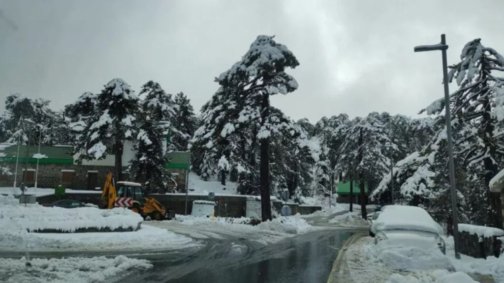 Trodos Dağları’nda yoğun kar yağışı…