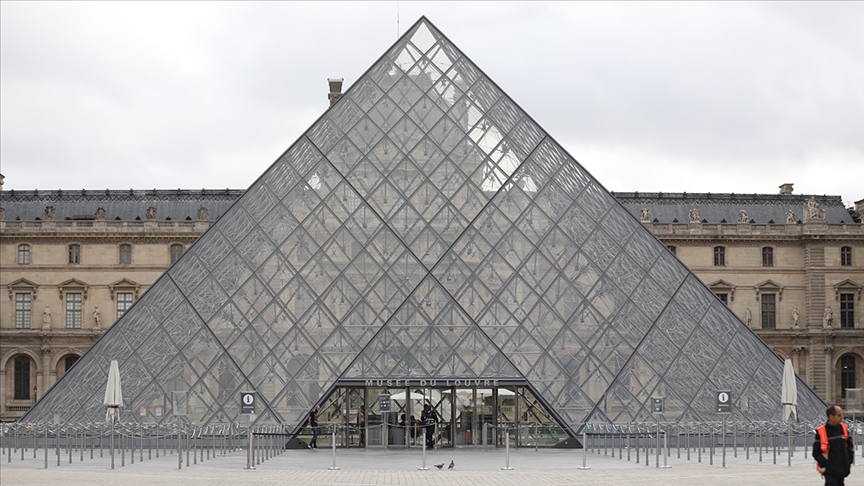 Fransa’daki dünyaca ünlü Louvre Müzesi, çalışanların grevi nedeniyle ziyarete kapalı