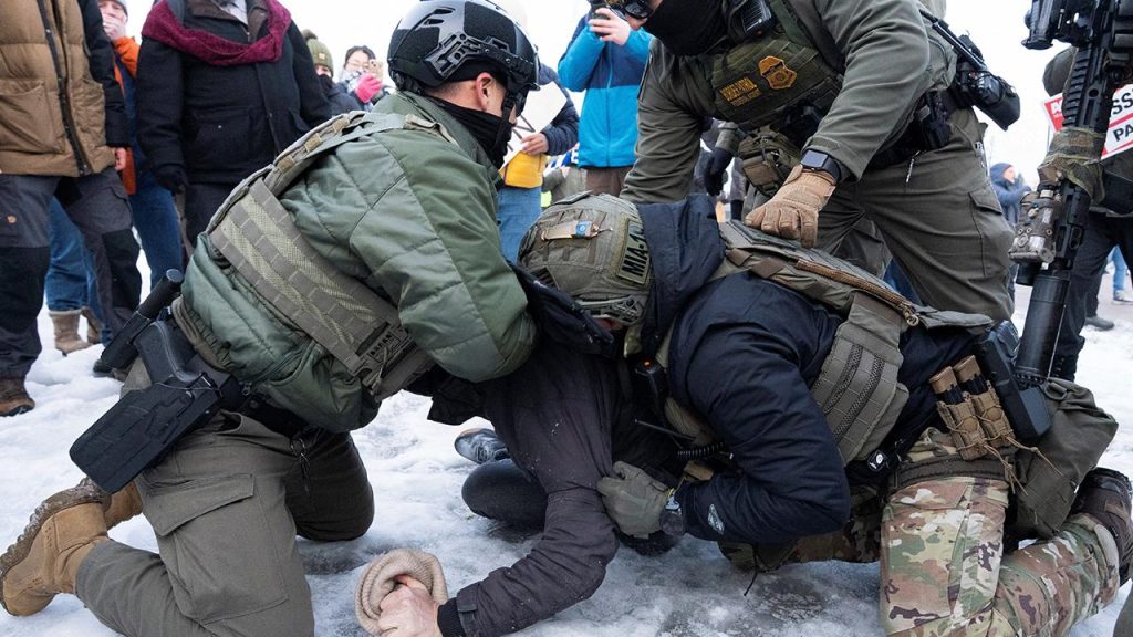 Minnesota, ICE yetkililerinin konuşlandırılmasını durdurmak için Trump yönetimine dava açtı