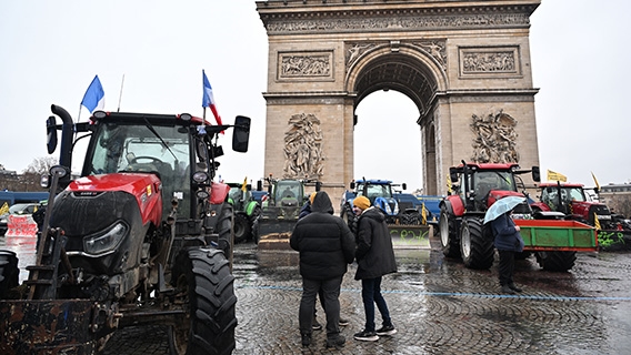 Fransa’da AB-MERCOSUR anlaşmasını protesto eden çiftçiler traktörleri ile Paris’e ulaştı