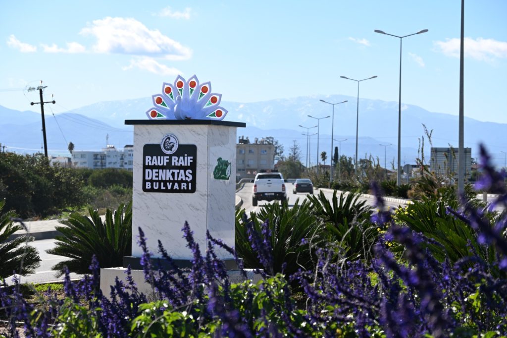 Güzelyurt’ta bulvarların tabelaları yenileniyor