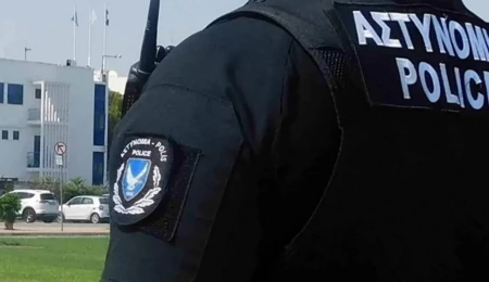 Larnaka’da gözaltındaki şahsa telefon veren polis tutuklandı