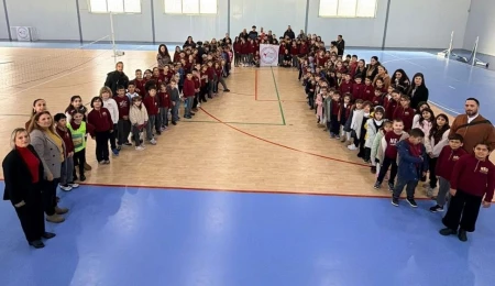 Futbol tenisi çocuklara tanıtıldı: Yeniboğaziçi’nde gösteri maçı düzenlendi