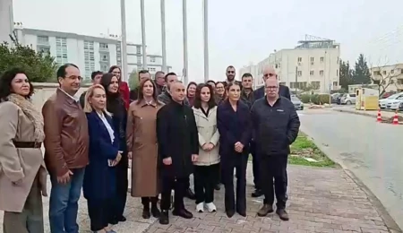 Hekim örgütlerinden uzmanlık eğitimi tepkisi: Binaya siyah bayrak asıldı